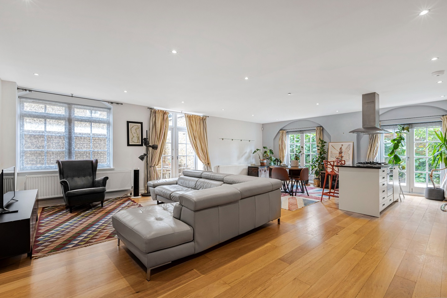 London 2 Bed Flat, Tottenham Road, N1 To Rent Now for £4,200.00 p/m