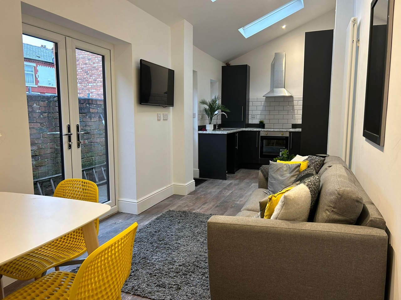 Cheadle 2 Bed Flat, Stockport Road, SK8 To Rent Now for £1,200.00 p/m