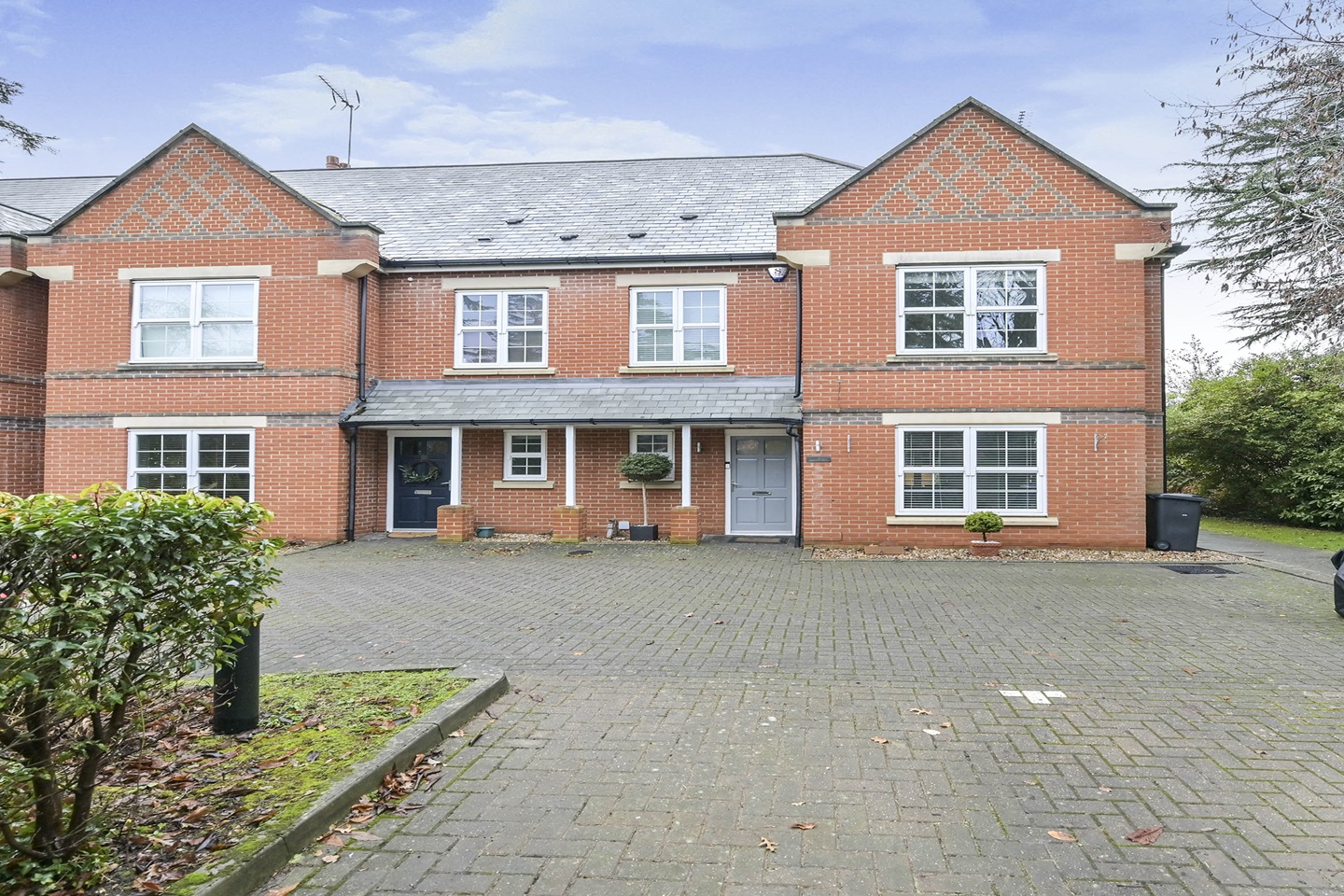 London Colney, St. Albans 3 Bed End Terrace, Spinney Row, AL2 To