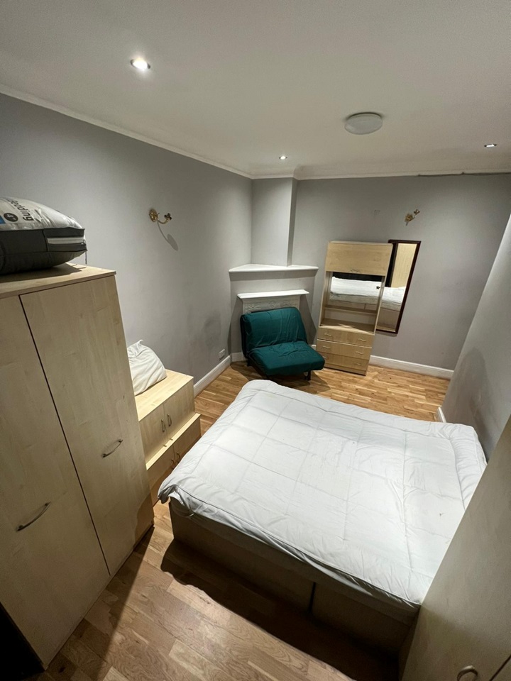 London Room in a Shared House, Ellesmere Road Room 8, W4 To Rent