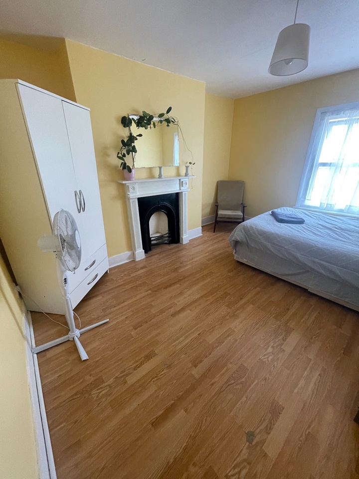 London Room in a Shared Flat, Ewell Road, KT6 To Rent Now for £950.