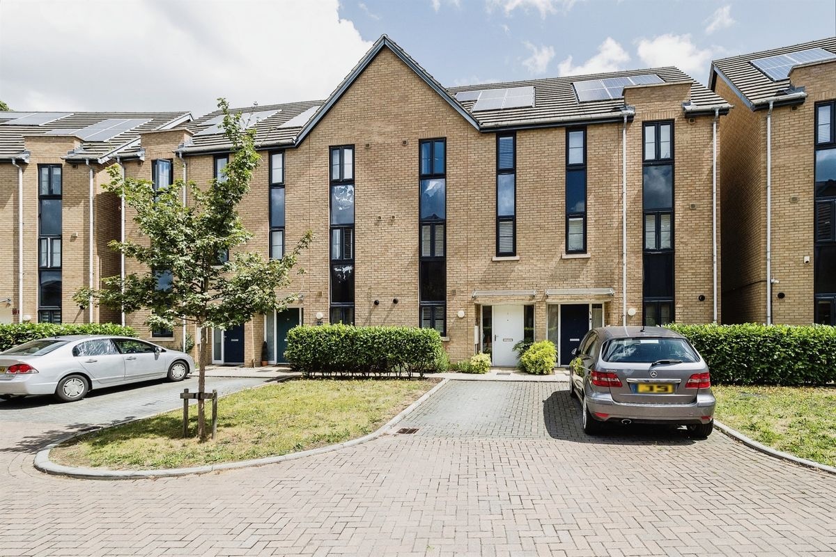 Barking 4 Bed SemiDetached House, Stephen Jewers Gardens, IG11 To Rent Now for £3,500.00 p/m