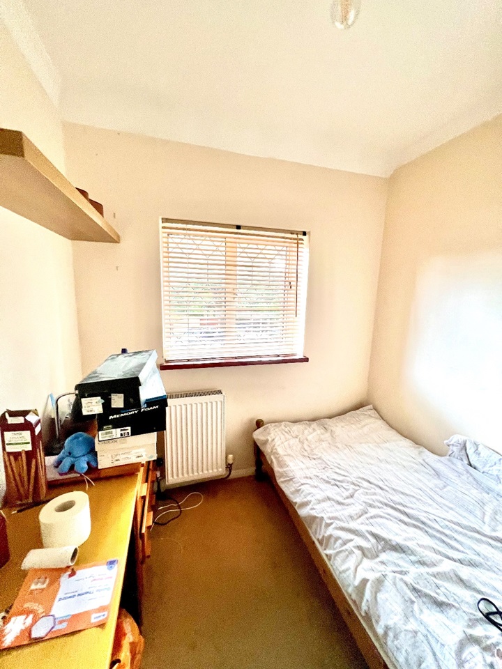 Weybridge Room in a Shared House, Segrave Close, KT13 To Rent Now