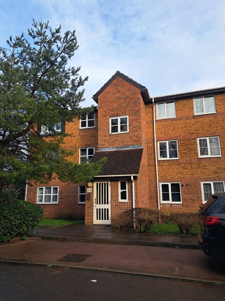 East 1 Bed Flat, Netherlands Road, EN5 To Rent Now for £