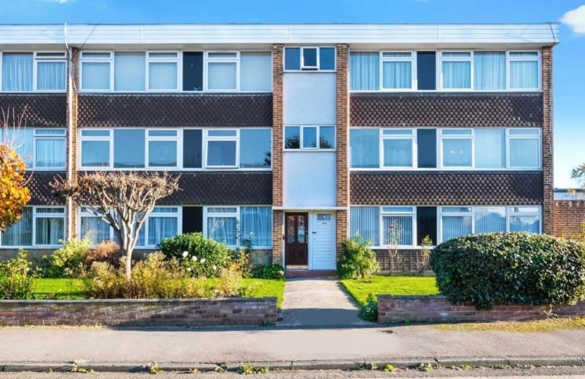 Redbridge 2 Bed Flat, Redbridge, IG6 To Rent Now for £1,800.00 p/m