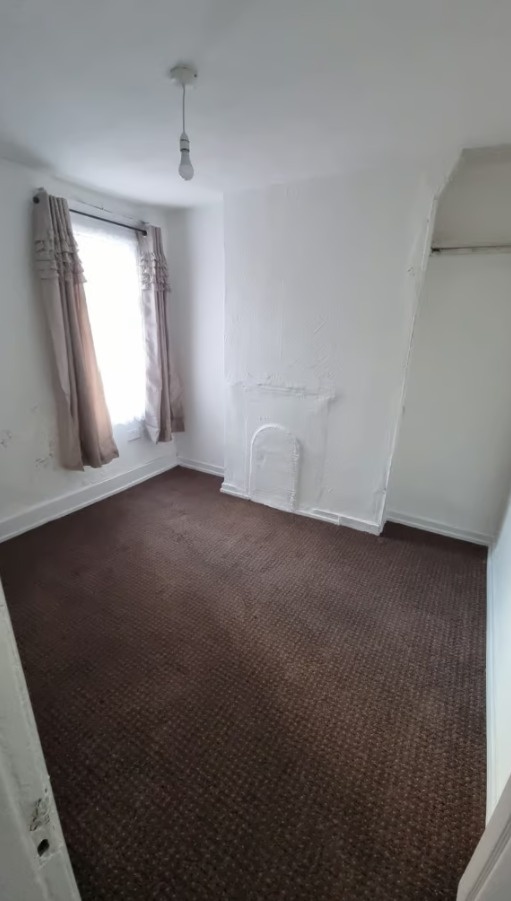 London Room in a Shared House, Barking Road, E13 To Rent Now for £