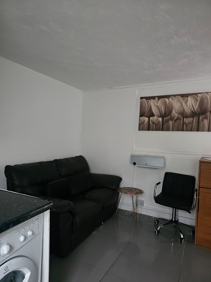Ilford 1 Bed Flat, Wanstead Park Road, IG1 To Rent Now for £1,100.