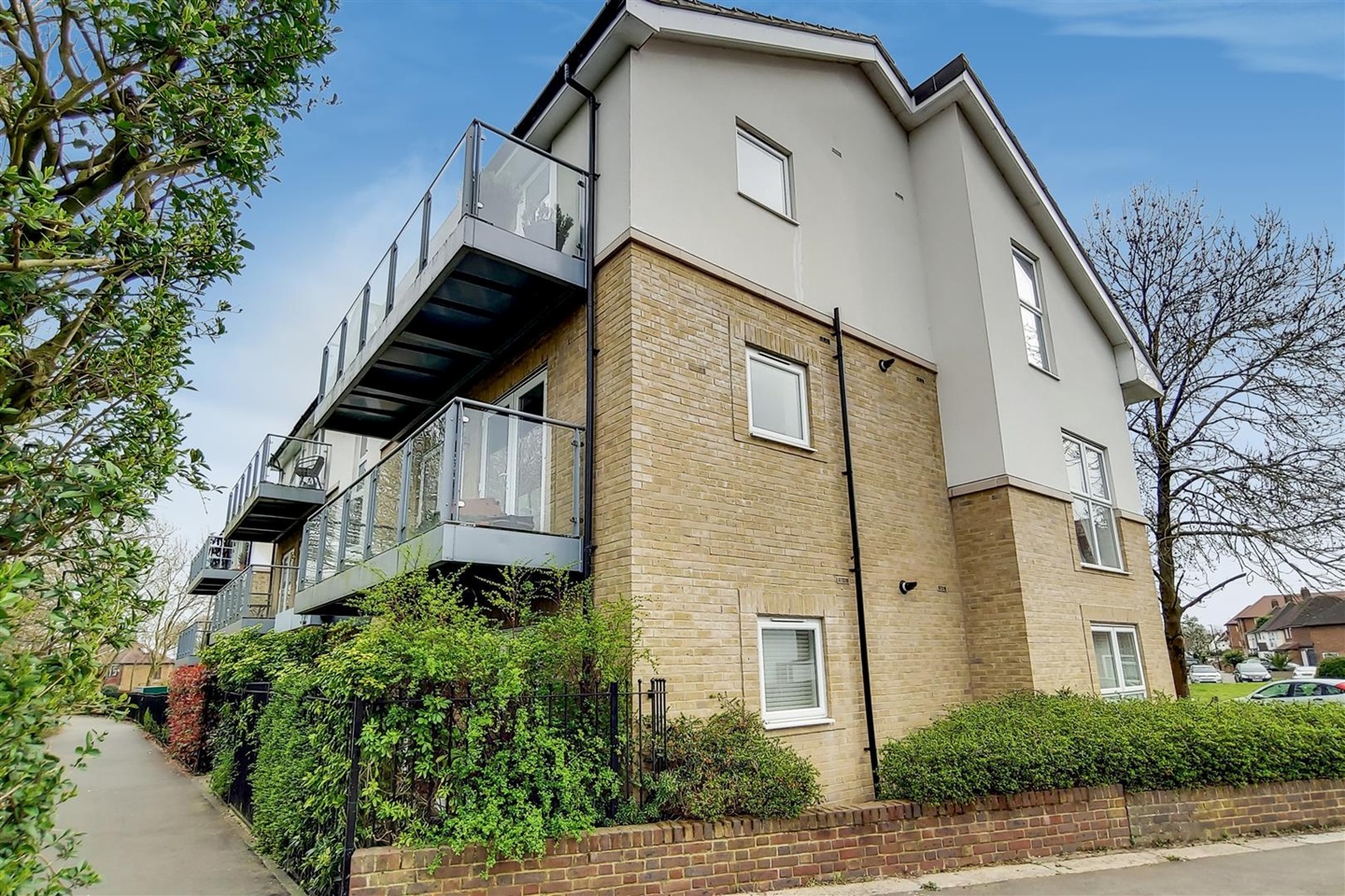 London 2 Bed Flat, Larchwood Court, N21 To Rent Now for £1,750.00 p/m