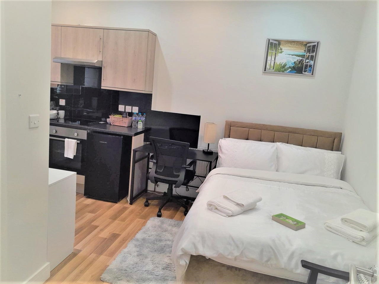 London Studio Flat, Ealing Broadway, W5 To Rent Now for £1,650.00 p/m