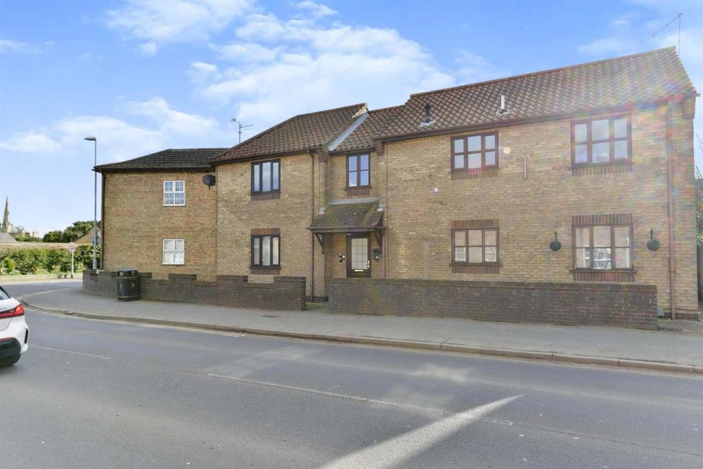 Whittlesey, Peterborough 2 Bed Flat, Poles Court, PE7 To Rent Now