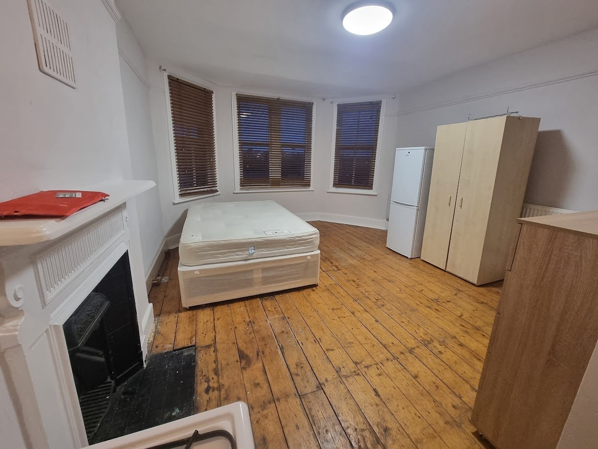 London Studio Flat, Hornsey Lane Gardens, N6 To Rent Now for £1,000
