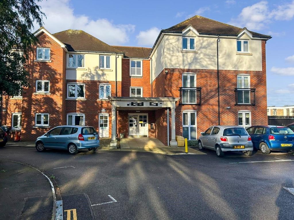 Horley 1 Bed Flat, Mitchell Court, RH6 To Rent Now for £1,350.00 p/m