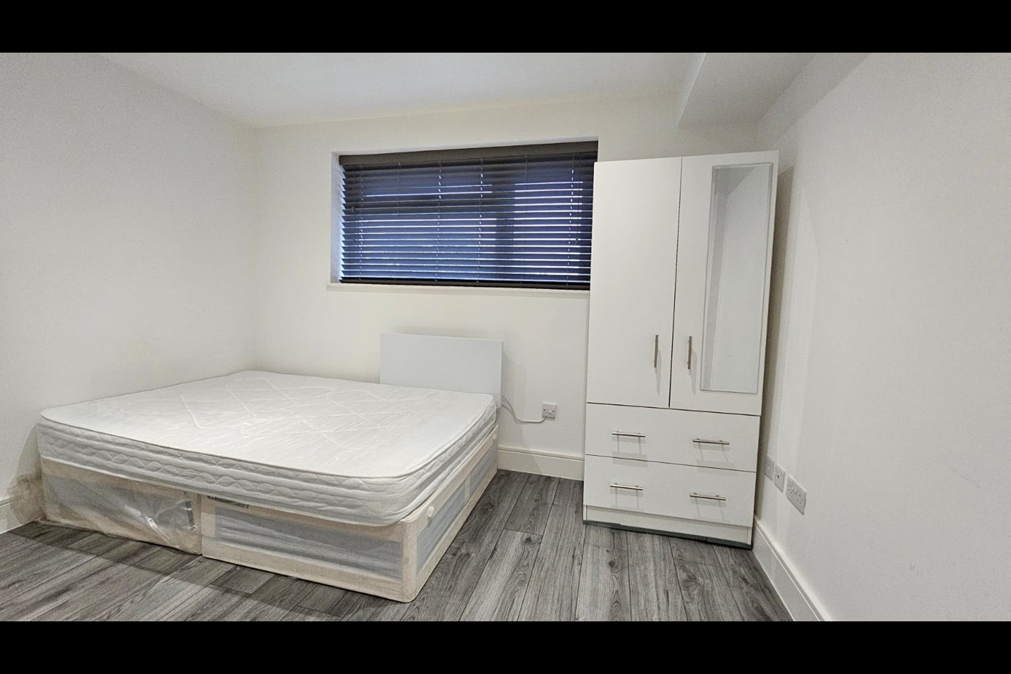 Potters Bar Studio Flat, Willow Way, EN6 To Rent Now for £1,067.04 p/m