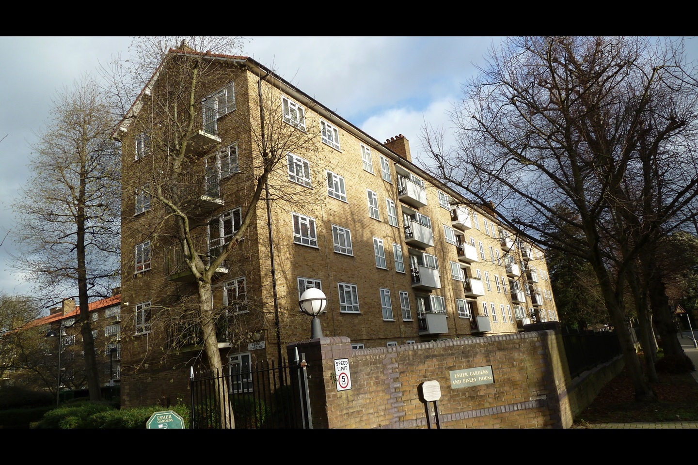 London 1 Bed Flat, Esher Gardens, SW19 To Rent Now for £1,500.00 p/m