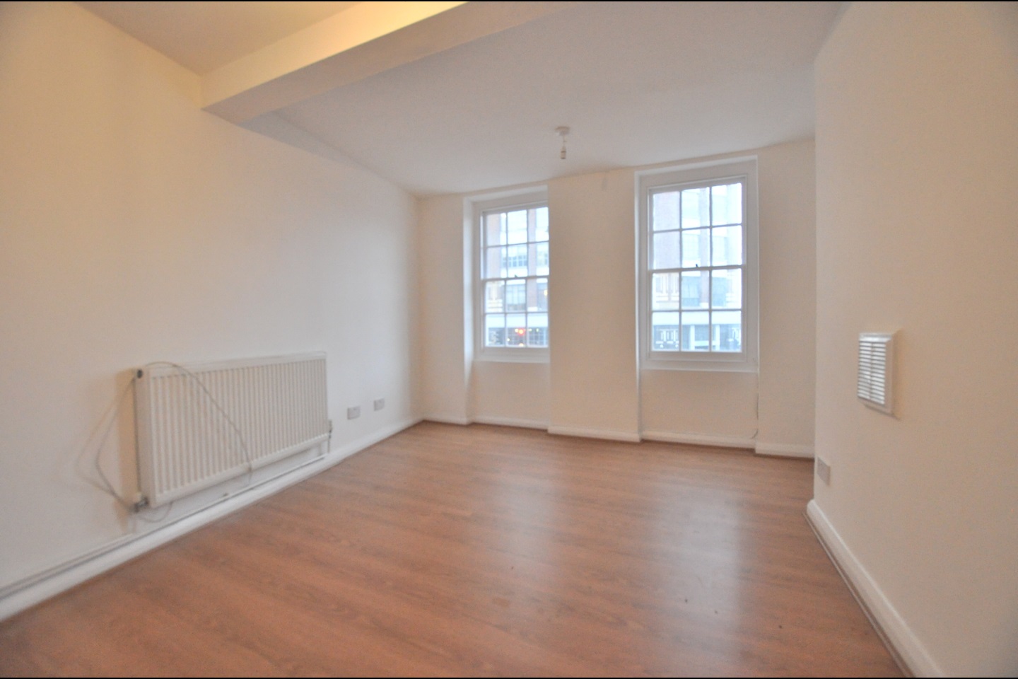 London 1 Bed Flat, Holywell Lane, EC2A To Rent Now for £1,900.00 p/m