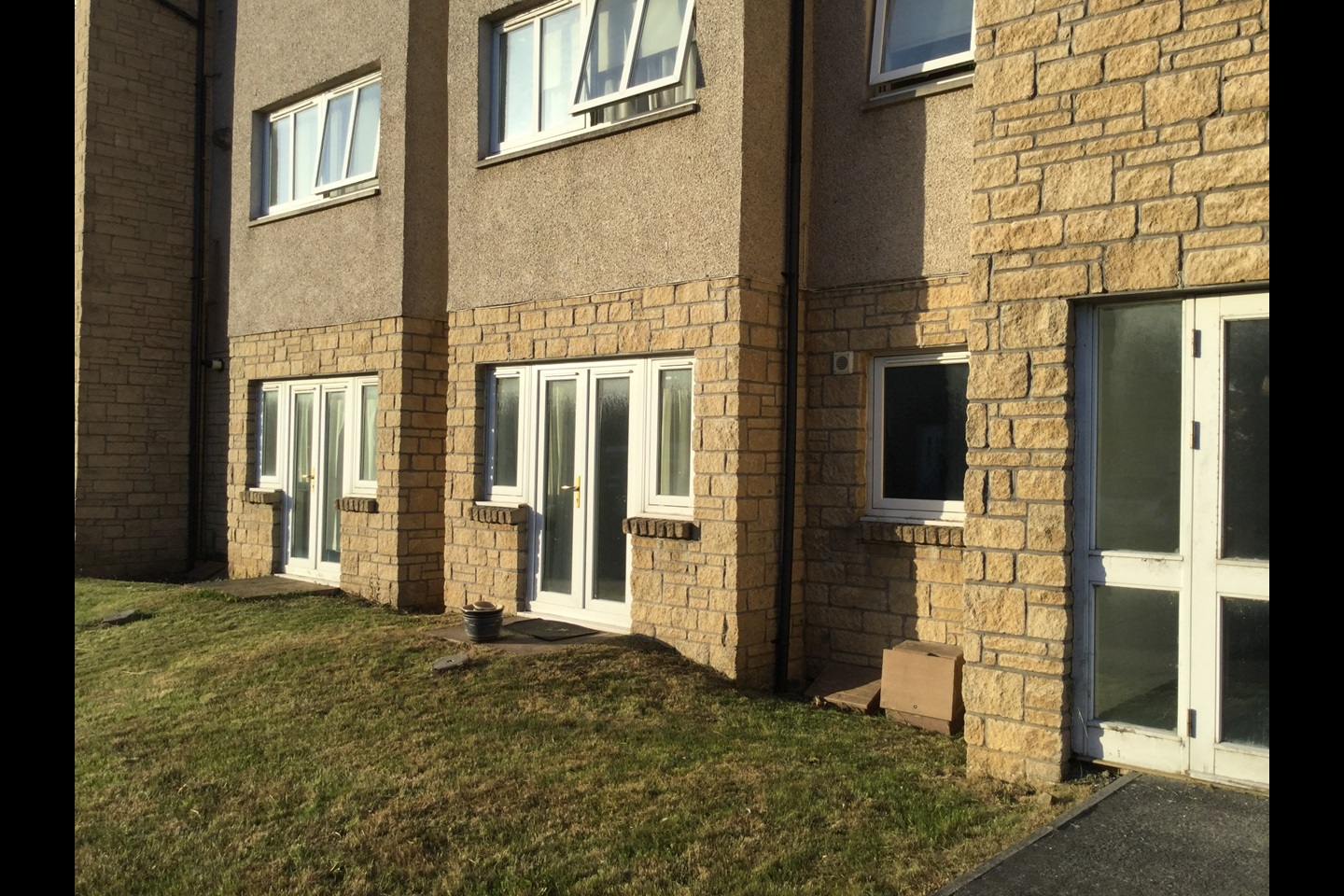 Kelty 2 Bed Flat, Oakfield Street, KY4 To Rent Now for £695.00 p/m
