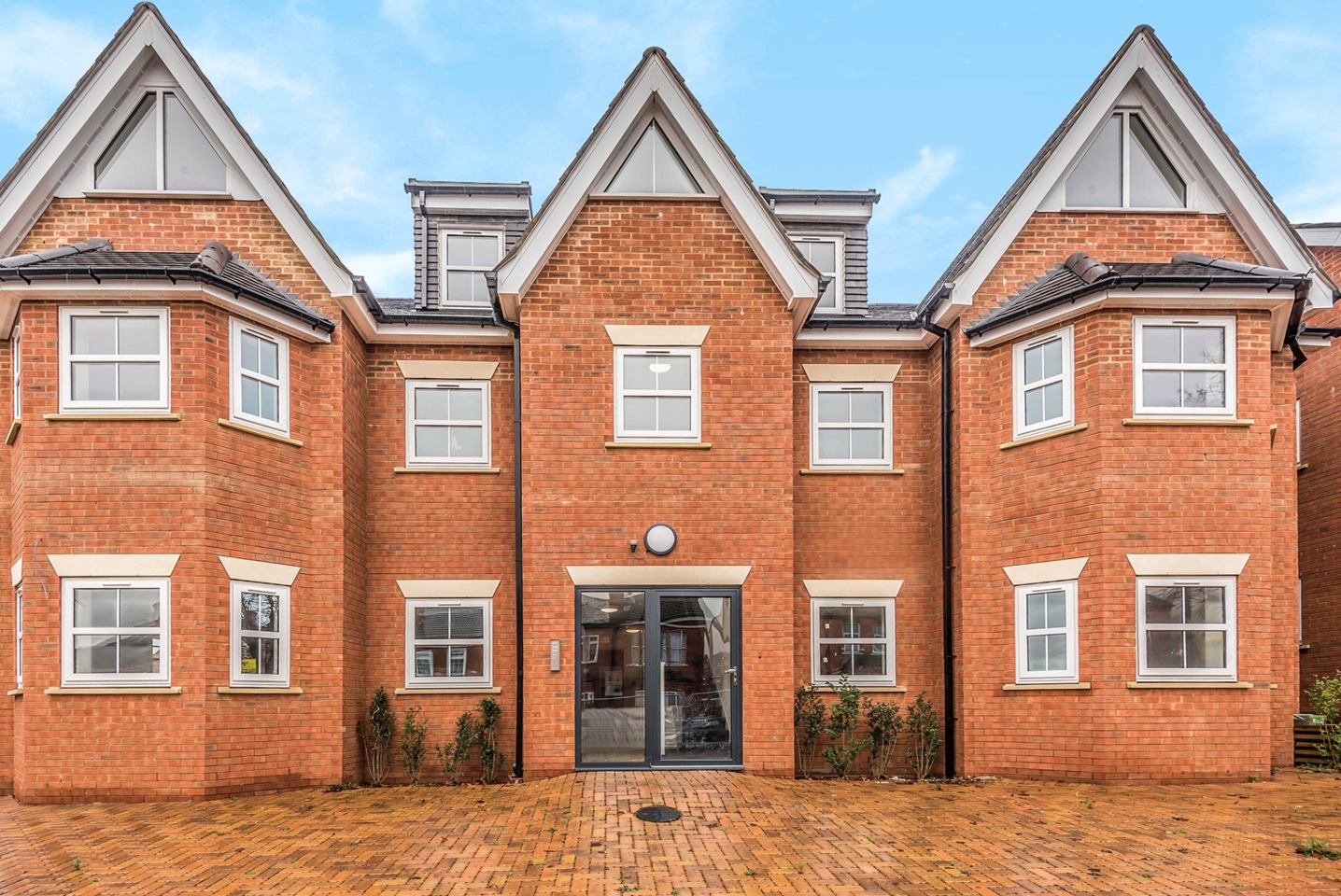 High 2 Bed Flat, Kitchener Road, HP11 To Rent Now for £