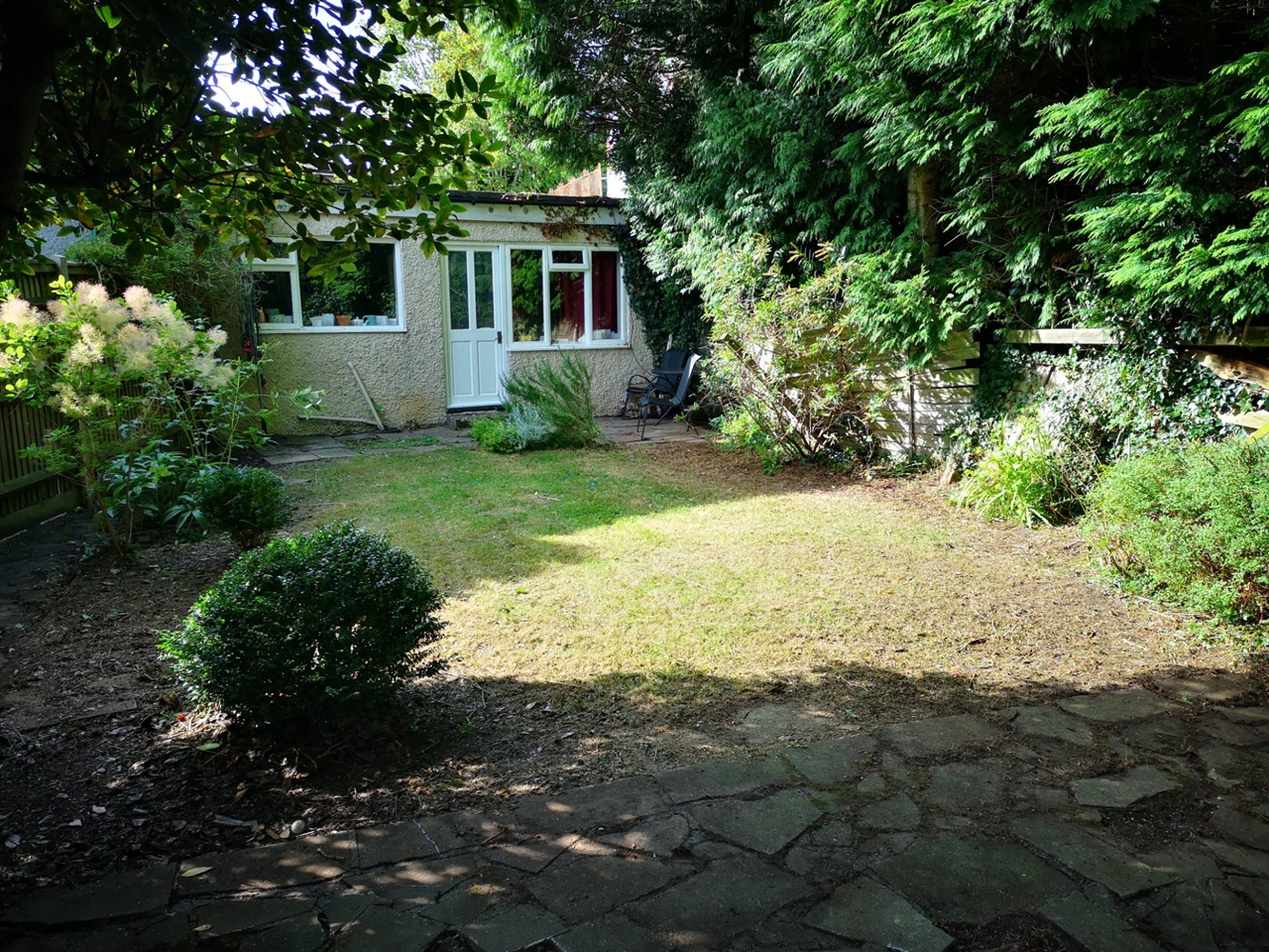 East Grinstead 1 Bed Bungalow, Windmill Lane, RH19 To Rent Now for