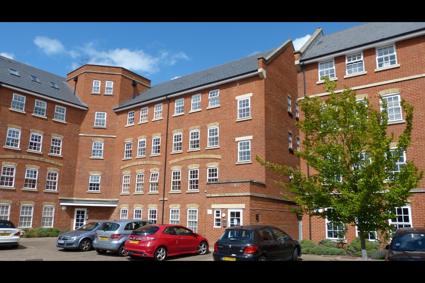 Aylesbury 2 Bed Flat, Florey Gardens, HP20 To Rent Now for £1,100.