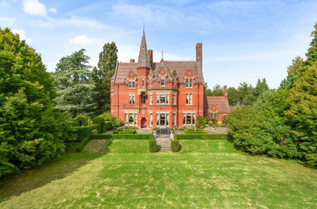 Clapham, Bedford 5 Bed Penthouse, Park House, MK41 To Rent Now for