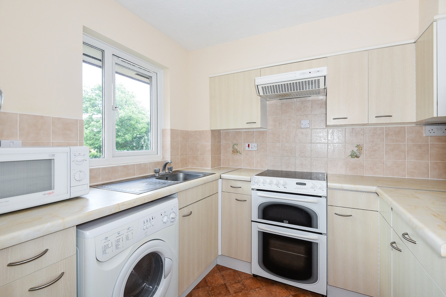 HenleyOnThames 1 Bed Flat, Tilebarn Close, RG9 To Rent Now for £