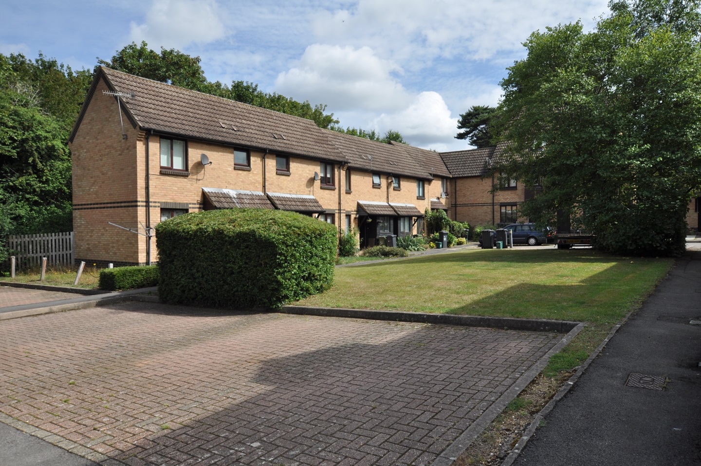 Guildford 1 Bed Flat, Burpham, GU4 To Rent Now for £1,100.00 p/m