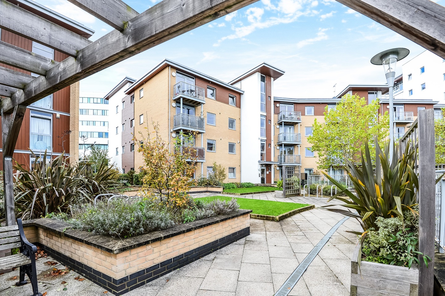 Bracknell 2 Bed Flat, Kelvin Gate, RG12 To Rent Now for £1,000.00 p/m