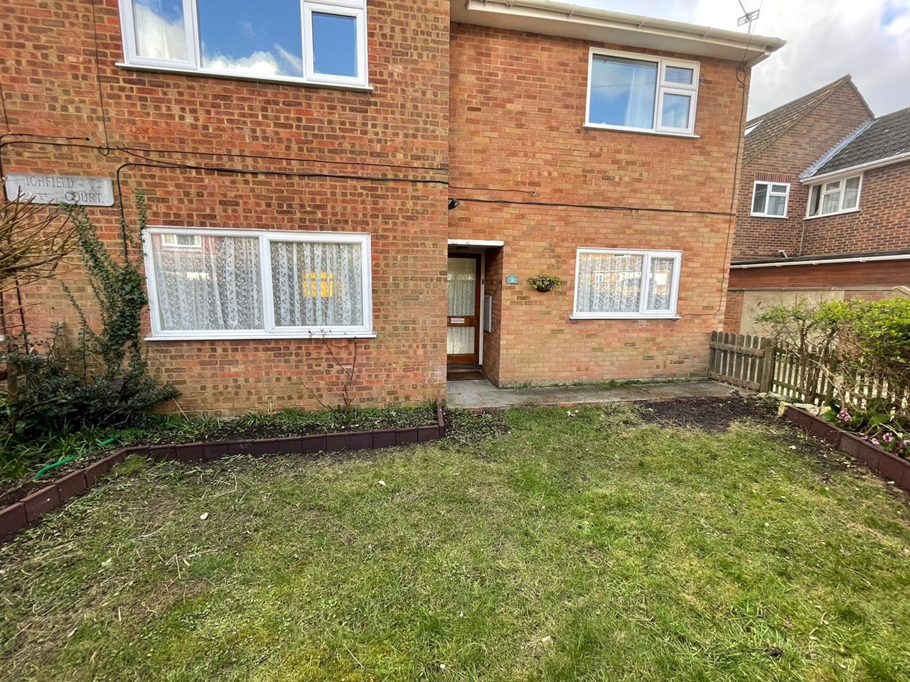 Chalfont St Peter 2 Bed Flat, Highfield Court, SL9 To Rent Now for