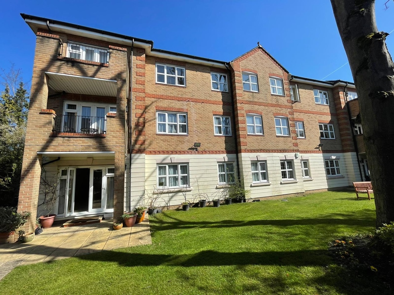 London 2 Bed Flat, Hanbury Close, NW4 To Rent Now for £1,800.00 p/m