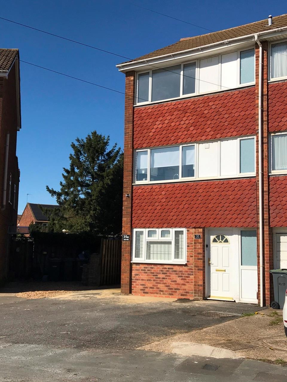 Luton Room in a Shared House, Chertsey Close, LU2 To Rent Now for £