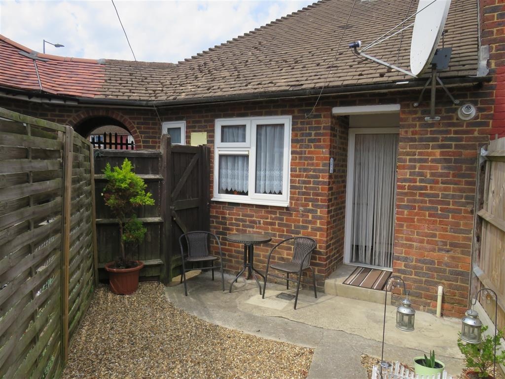 Slough 1 Bed Bungalow, Long Readings Lane, SL2 To Rent Now for £900