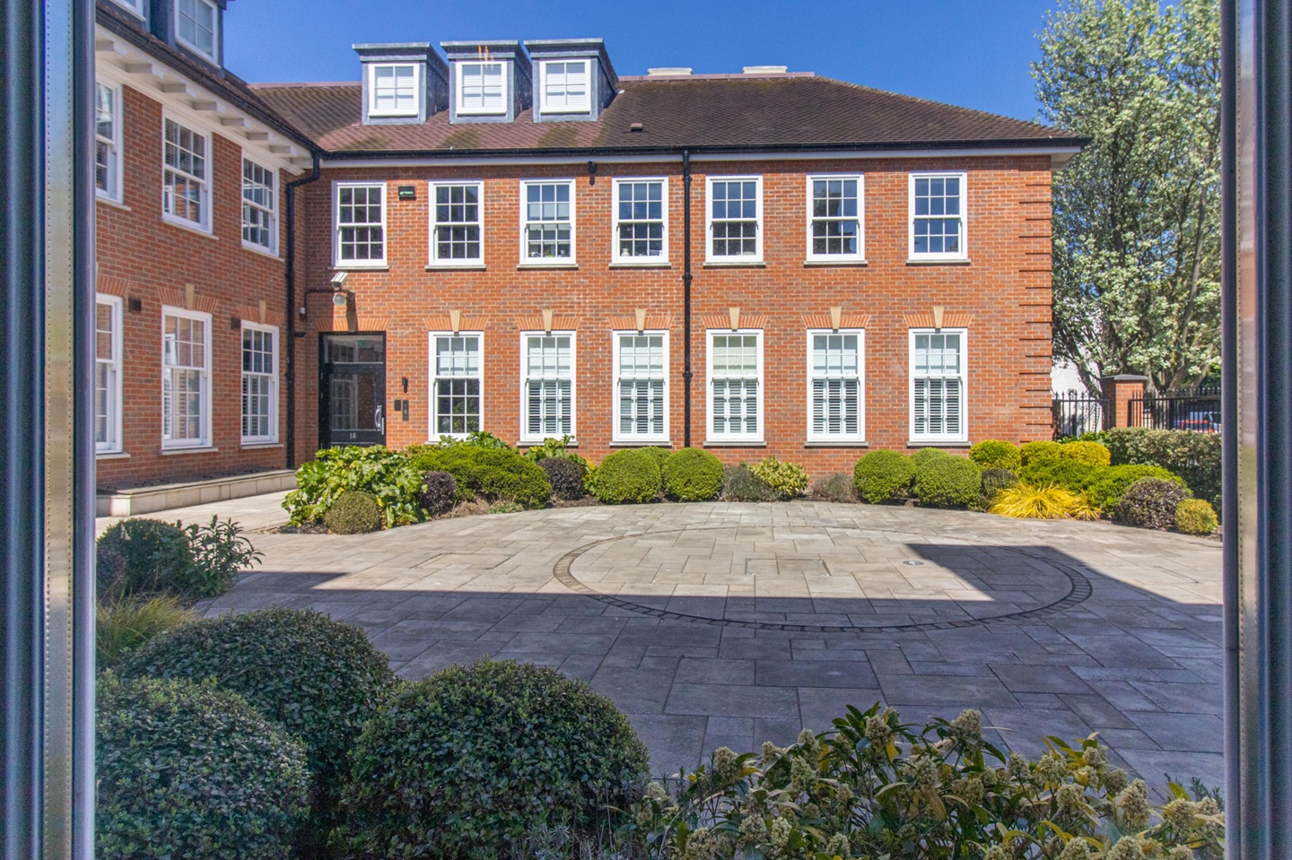 Hampton Hill 3 Bed SemiDetached House, High Street, TW12 To Rent