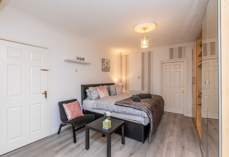 Wolverhampton Studio Flat, Codsall Road, WV6 To Rent Now for £695.