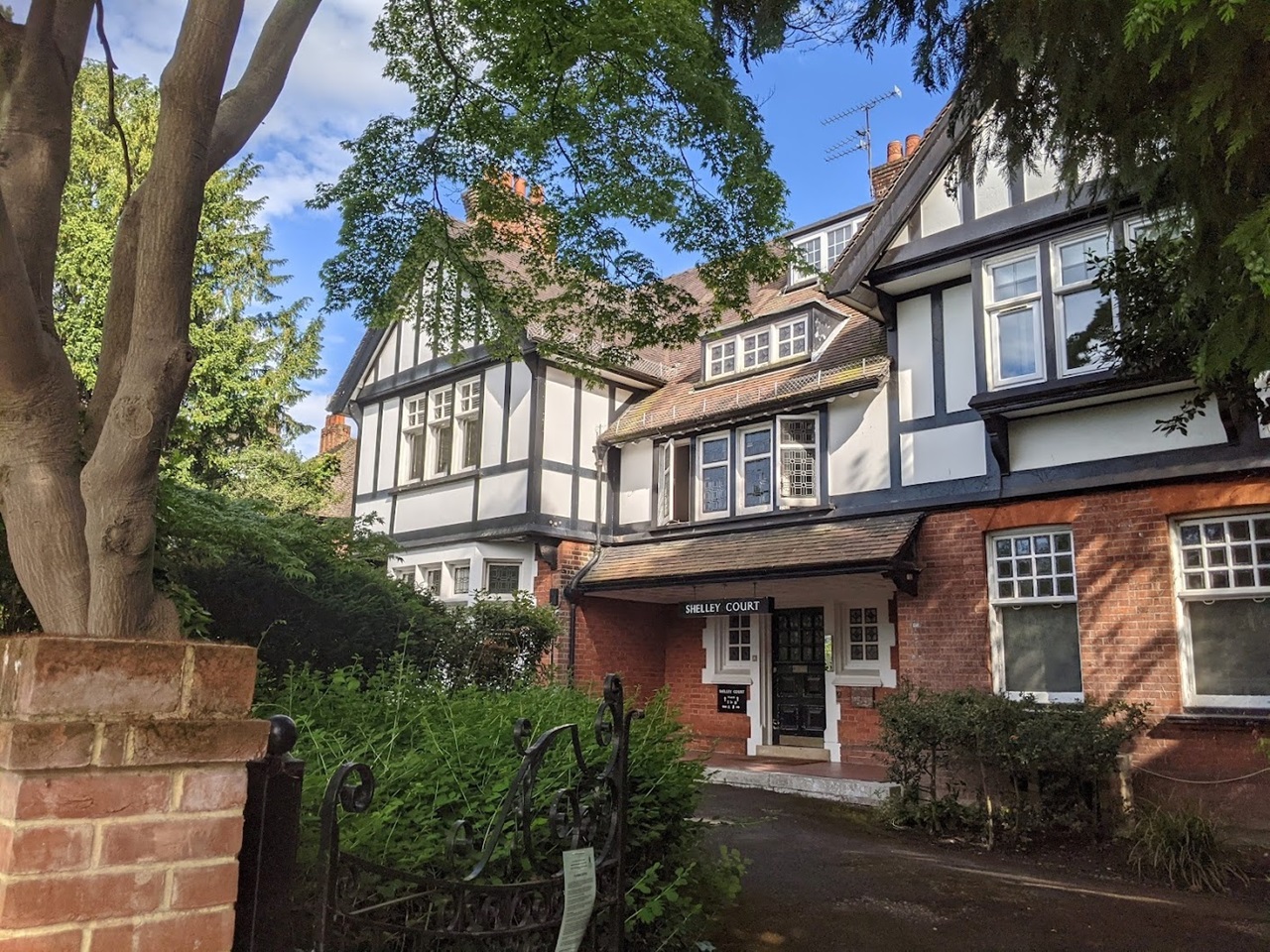 Surbiton Studio Flat, Shelley Court, KT6 To Rent Now for £1,200.00 p/m