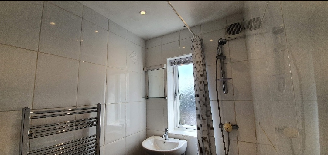 Leeds 1 Bed Flat, Alwoodley Lane, LS17 To Rent Now for £650.00 p/m