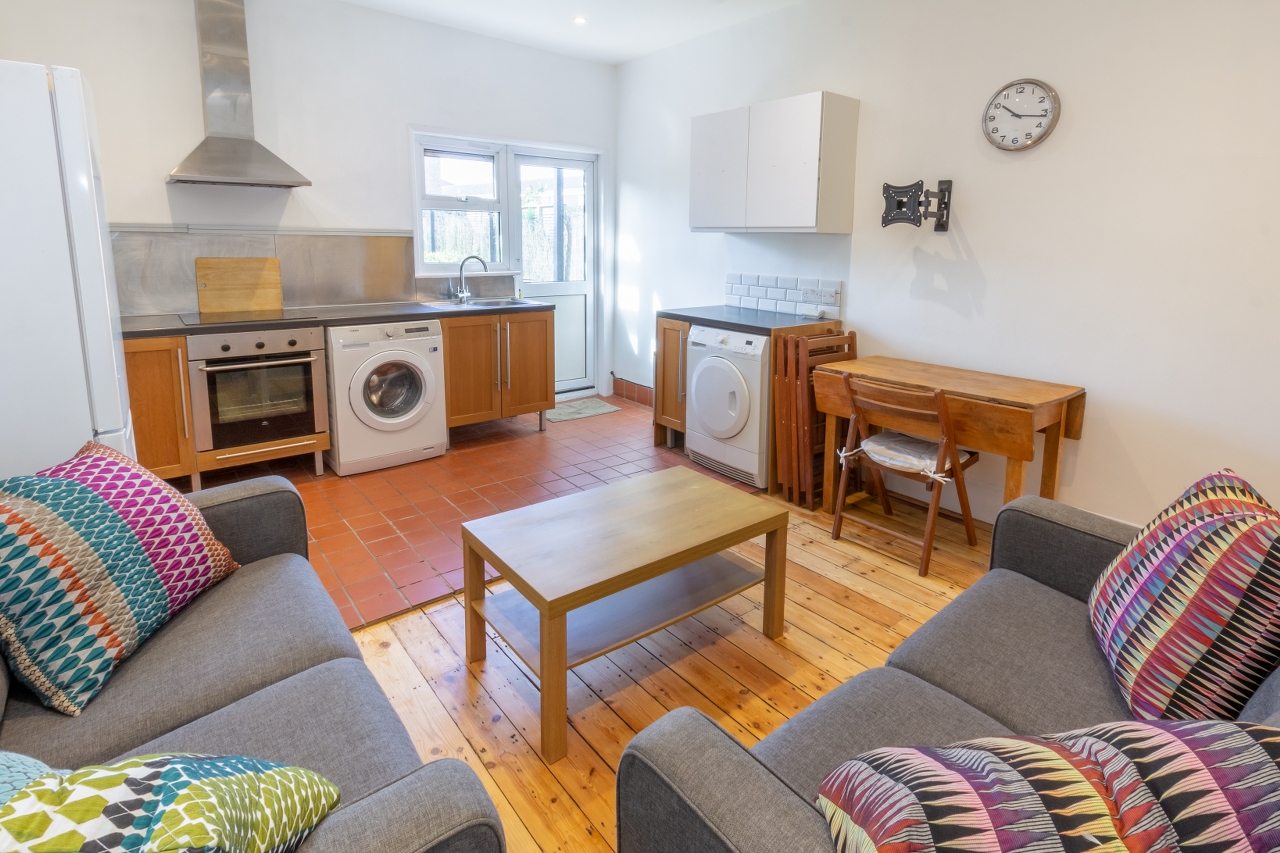 London 3 Bed Flat, Oakmead Road, SW12 To Rent Now for £2,650.00 p/m