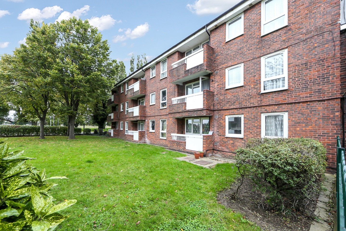 Dagenham 1 Bed Flat, Hunsdon Close, RM9 To Rent Now for £1,100.00 p/m