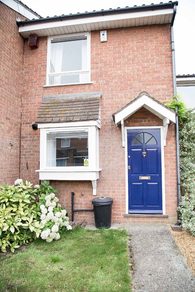 London 2 Bed Terraced House, Arundel Close, SW11 To Rent Now for £