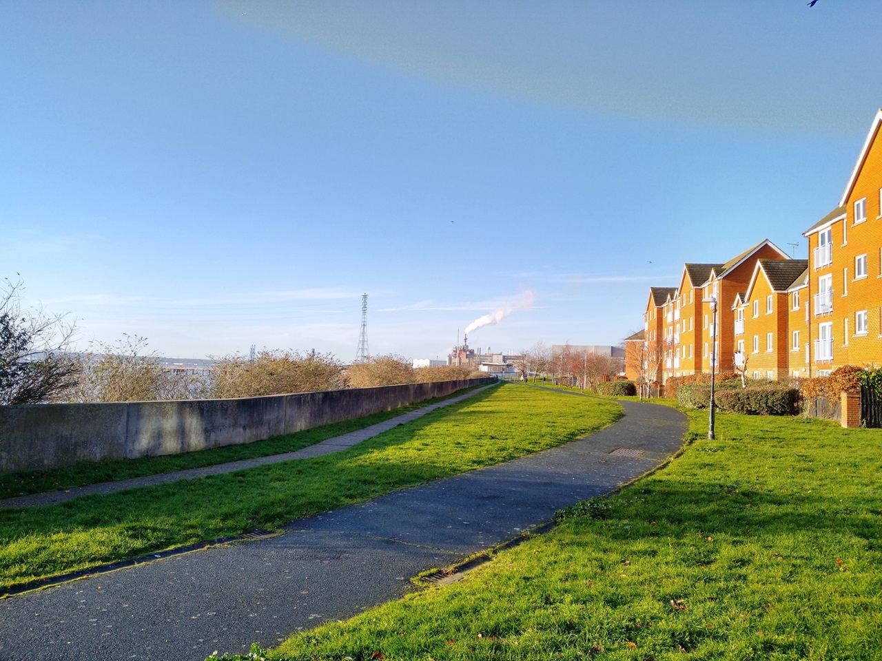 Grays 2 Bed Flat, Worthing Close, RM17 To Rent Now for £1,300.00 p/m