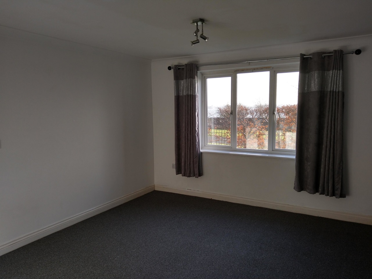 Grays 2 Bed Flat, Worthing Close, RM17 To Rent Now for £1,300.00 p/m