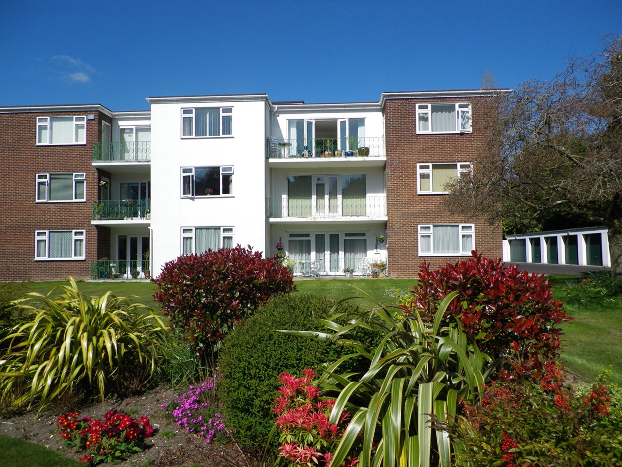 Poole 2 Bed Flat, The Avenue, BH13 To Rent Now for £1,295.00 p/m