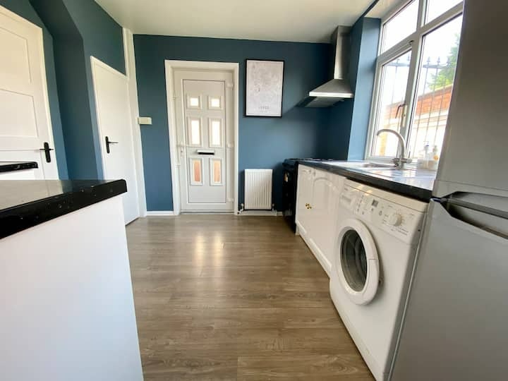 Leeds 3 Bed SemiDetached House, Carr Manor View, LS17 To Rent Now