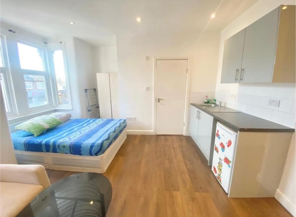 London Studio Flat, Hertford Road, N9 To Rent Now for £900.00 p/m