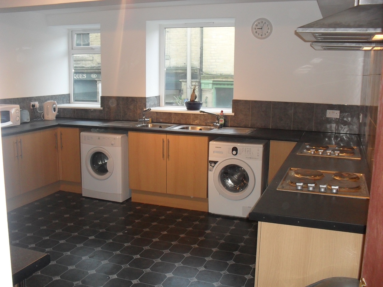 Sowerby Bridge Room in a Shared House, Back West Street, HX6 To