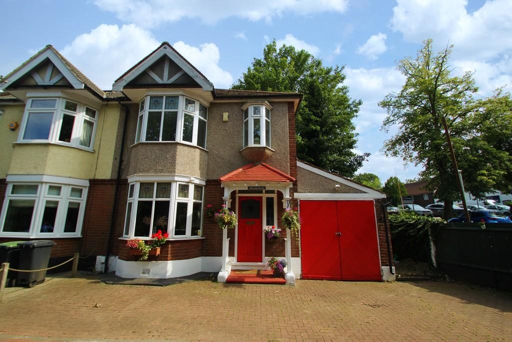 Woodford Green 3 Bed SemiDetached House, Chigwell Road, IG8 To