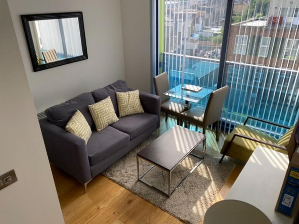 Hayes Studio Flat, Trident House, UB3 To Rent Now for £1,350.00 p/m