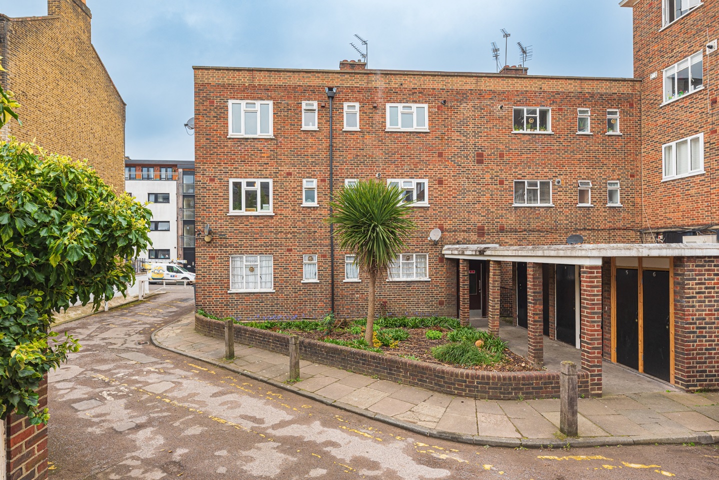 London 2 Bed Flat, Lavenham Court, SW11 To Rent Now for £2,200.00 p/m