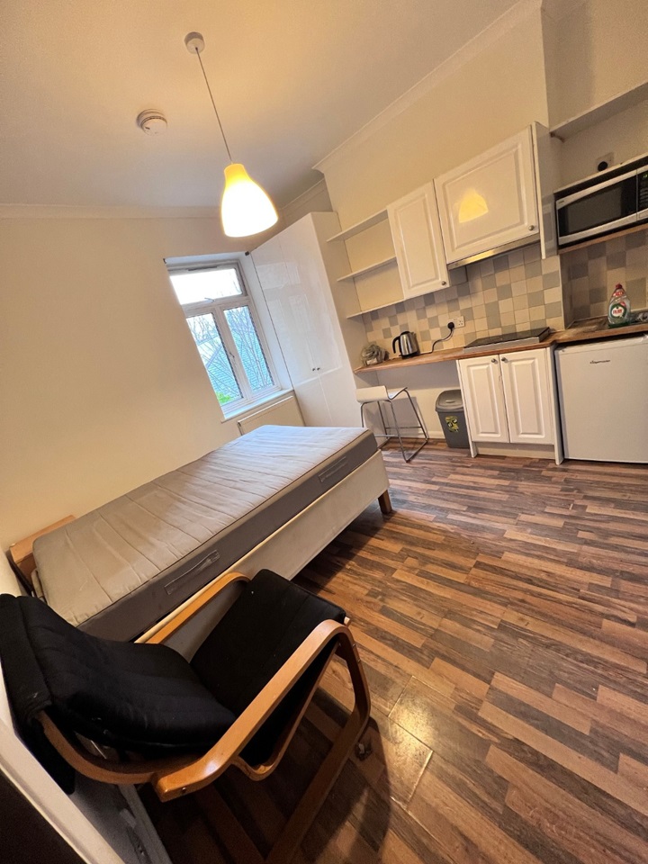 London Studio Flat, Fulham Palace Road, W6 To Rent Now for £950.00 p/m