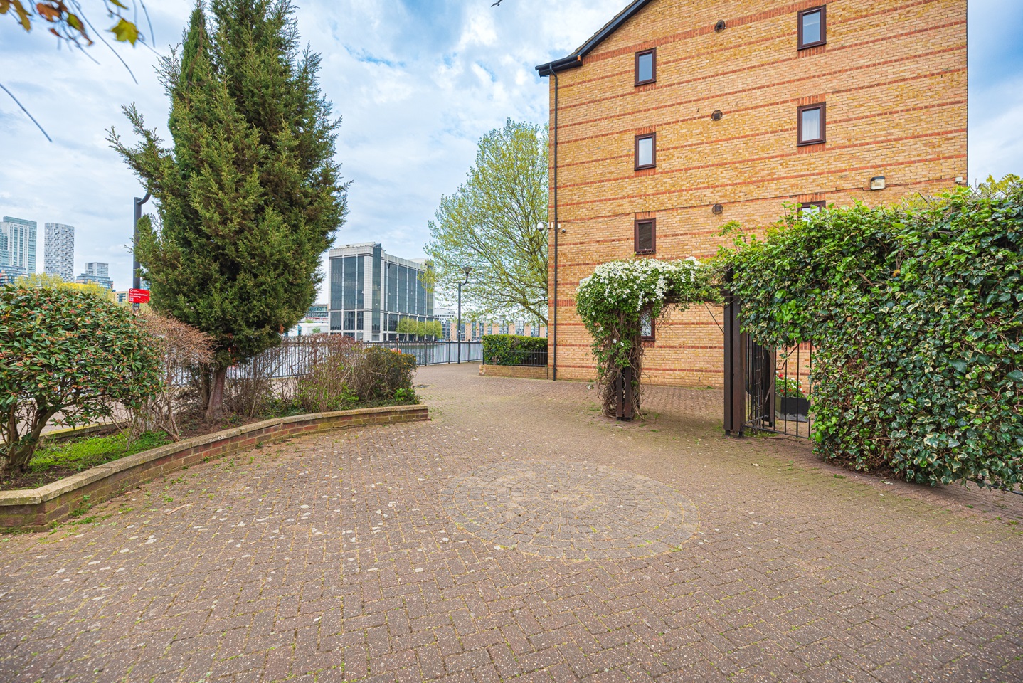 London 1 Bed Flat, Ringwood Gardens, E14 To Rent Now for £1,650.00 p/m