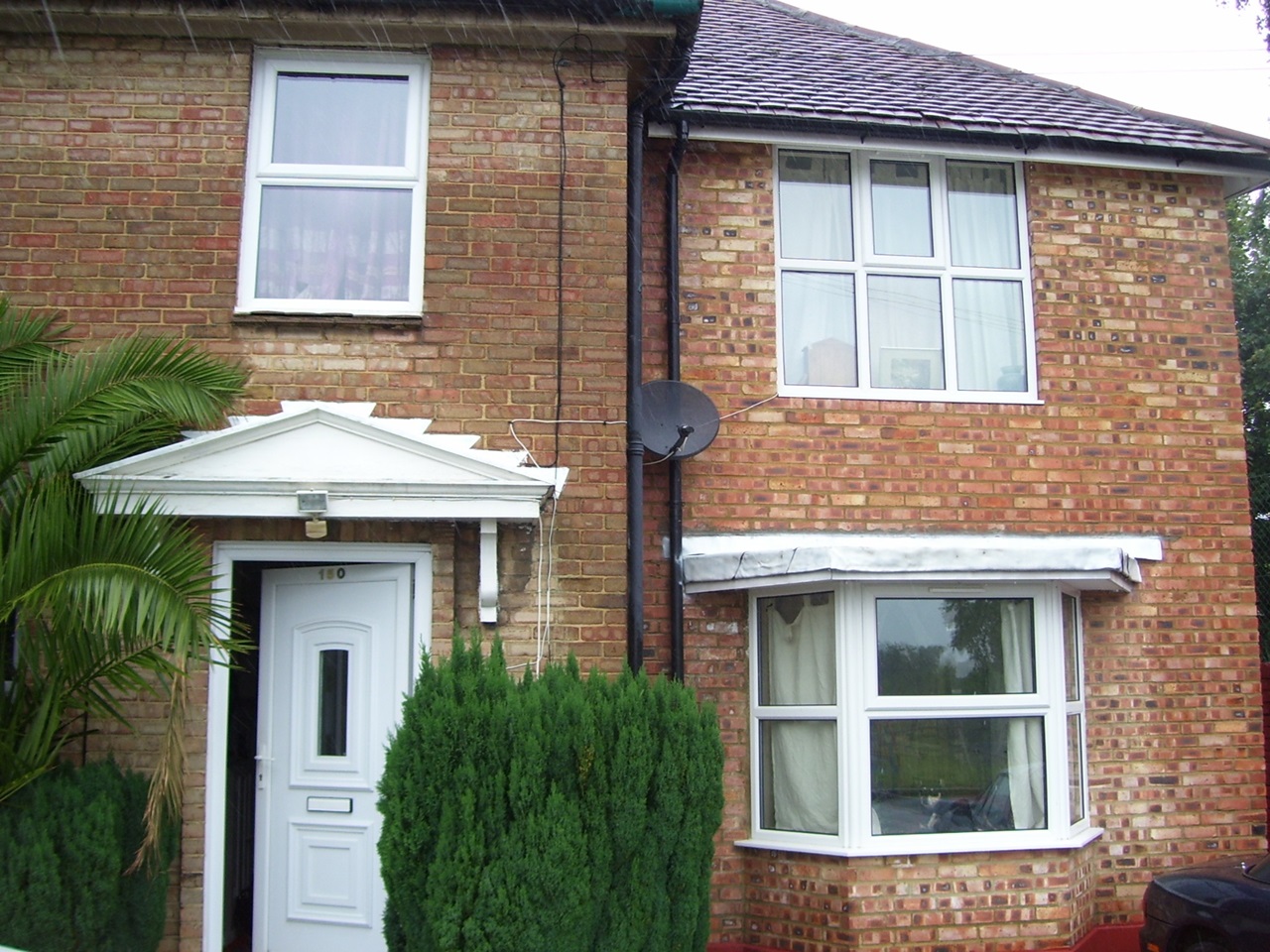 Twickenham Room in a Shared House, Craneford Way, TW2 To Rent Now